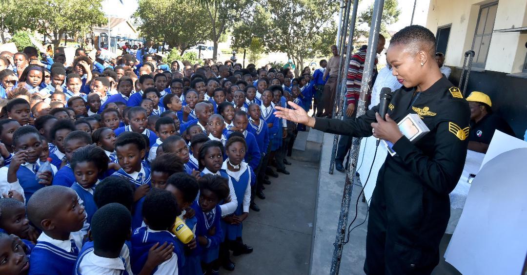 SAgovnews's tweet image. .@CommsZA Minister @Stellarated handed over 20 laptops, printers and projector screen to Ncapayi Secondary School during the #DTT awareness campaign in Butterworth, Eastern Cape #digitalmigration