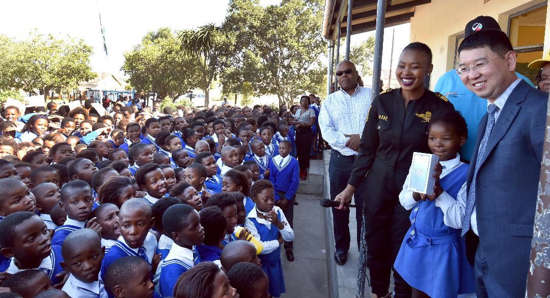 SAgovnews's tweet image. .@CommsZA Minister @Stellarated handed over 20 laptops, printers and projector screen to Ncapayi Secondary School during the #DTT awareness campaign in Butterworth, Eastern Cape #digitalmigration