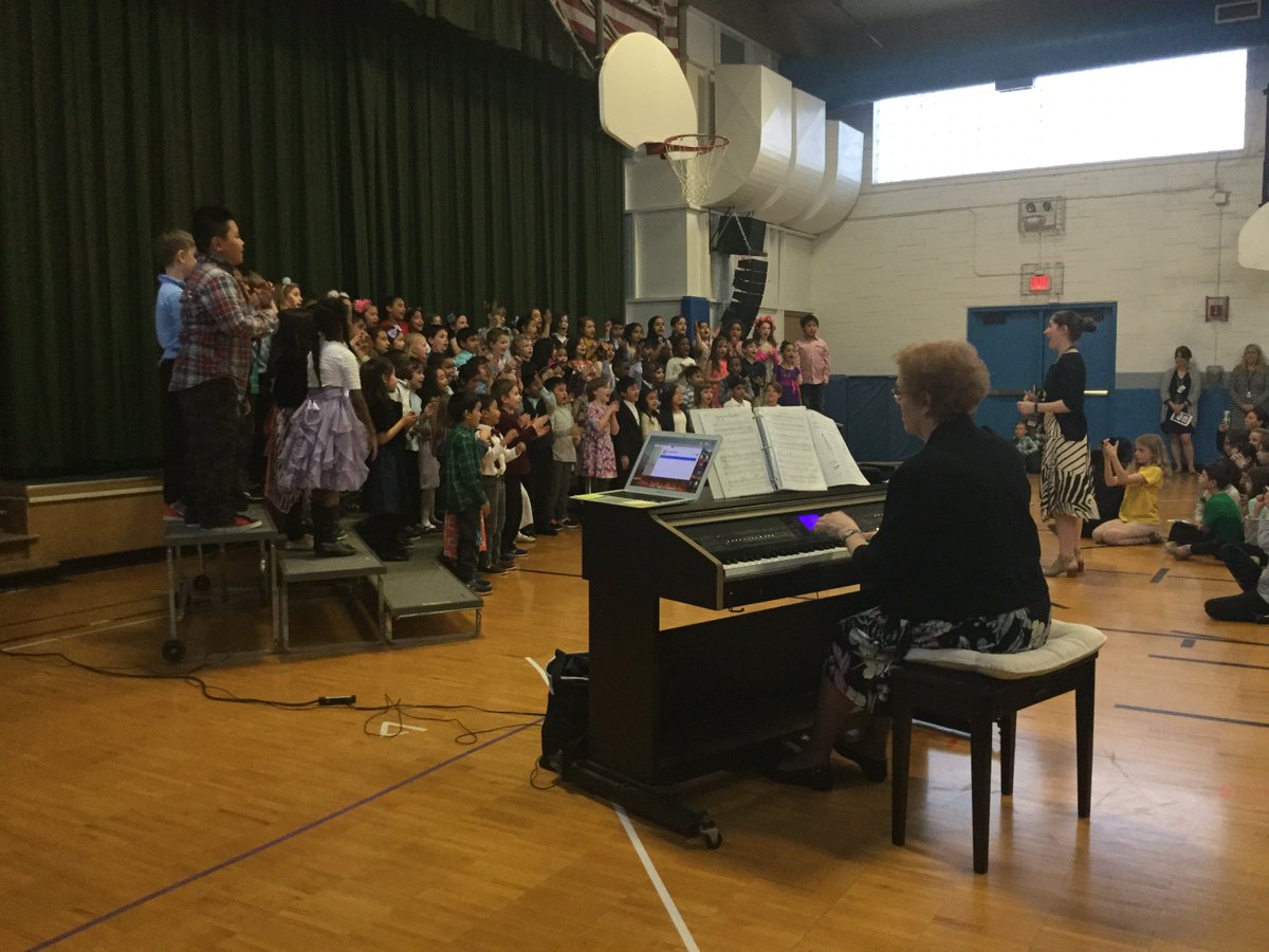 MDMusicSD735's tweet photo. SO proud of our talented 1st graders! They did a fantastic job last night at their spring concert! @Skokie735 https://t.co/gaedCSFJGu