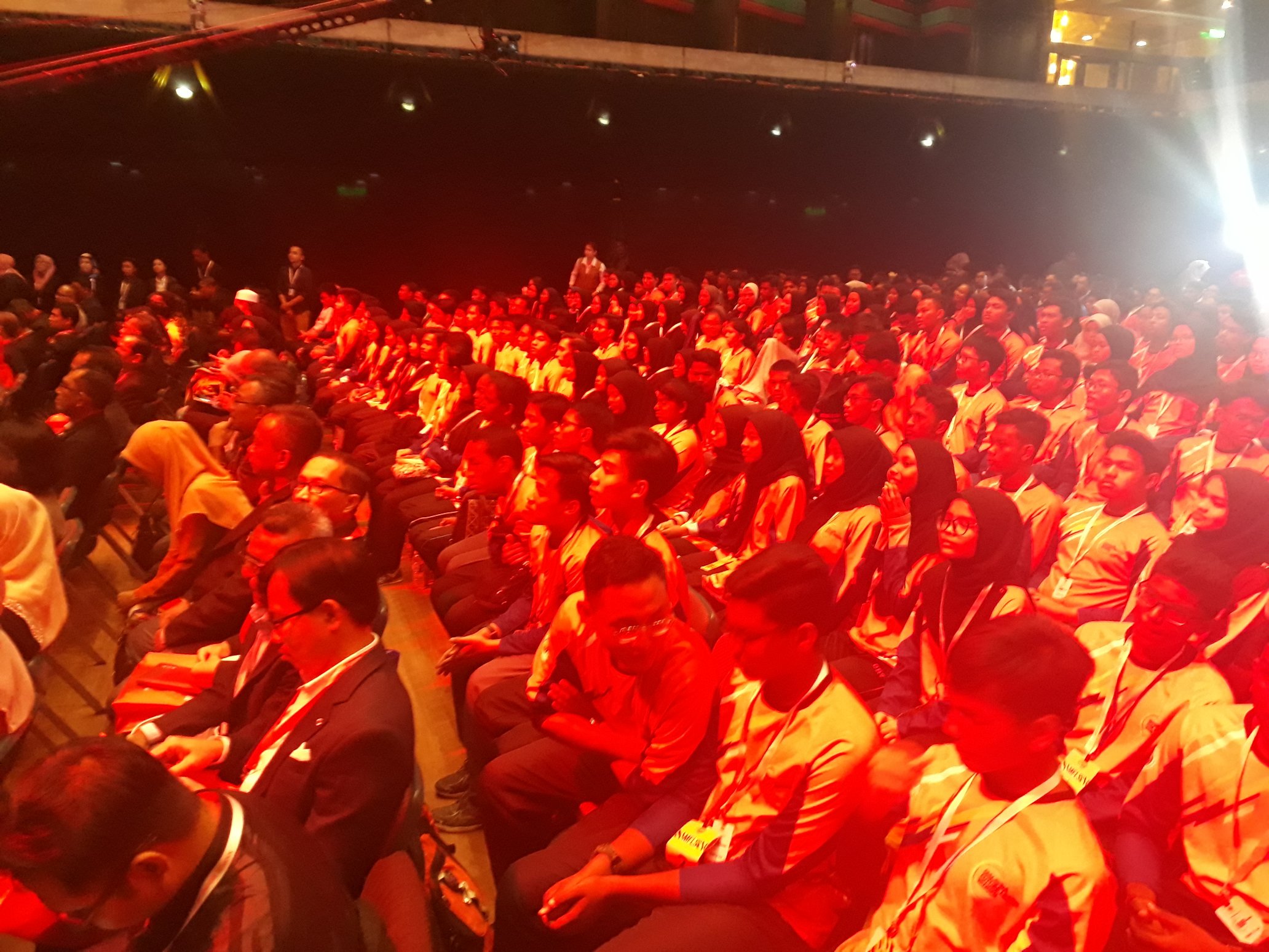 توییتر Steven Sim Bangsa در توییتر Tempat Jatuh Lagi Dikenang Ini Kan Pula Tempat Belajar Pantun Di Dewan Tunku Canselor Universiti Malaya Malam Ini Untuk Pelancaran Malaysian Future Leaders School