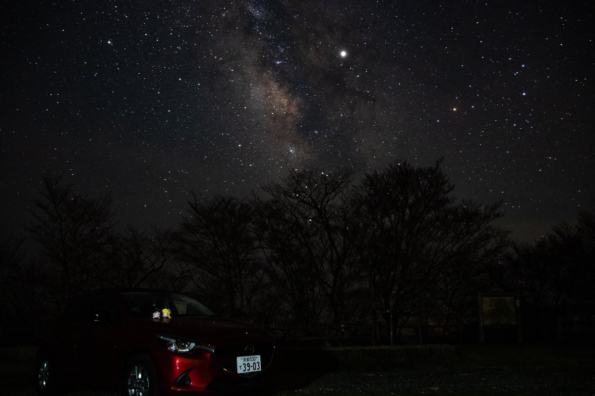 asock9562's tweet photo. ②和歌山県田辺市、護摩山での天の川の写真!
流れ星がちらほらと見えてたから写るかなーってシャッター何度も開いてたら天の川と流れ星が一緒に写りましたやったー☆彡
2枚目は頑張って護摩山まで上がってくれたデミオちゃん……
’19.05.03 和歌山県田辺市護摩山周辺
#PENTAX_K-70 https://t.co/tqecYDM9VB