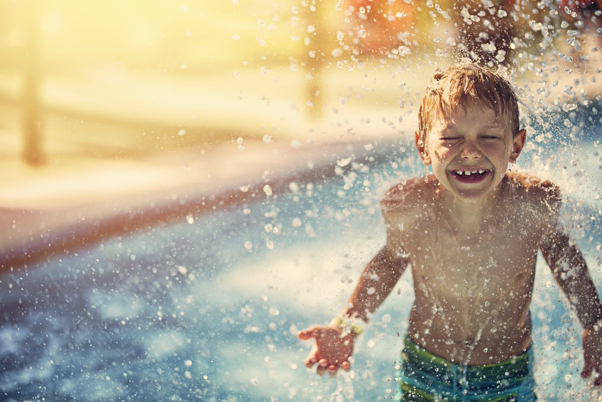 fmapfre's tweet photo. Se acerca el verano y todos queremos disfrutar de la playa y la piscina 💦, por eso es tan importante concienciar a los más pequeños de los peligros que existen y enseñarles a evitarlos 👧👦.
Consulta nuestra guía para disfrutar del agua con seguridad.
https://t.co/xHMF0CJqOE https://t.co/LYS3k1ybPV