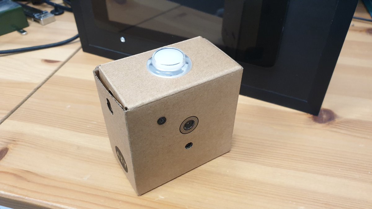 floki_io's tweet photo. Réception cette semaine du kit #AIYproject vision :)
Étape par étape, on a construit notre boîtier autonome de reconnaissance d'objets, plantes, oiseaux...
Pour l'instant il évalue le nouveau de joie et change de couleur en fonction.
Des idées d'autres usages à tester ?
#ai #iot https://t.co/3jwwzmhTMX