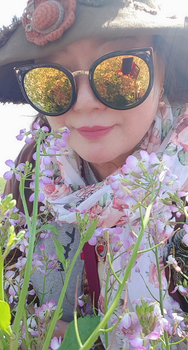 오월에는
장미처럼 아름답게 살자

오월에는
가슴 떨리는 그리움으로 살자

오월에는
가정의 축복으로 살자

오월에는 
자비로운 마음으로 살자

오월에는
꽃길속에 아프지 말고 살자

오월에는 
소식을 전하고 살자

오월에는
행복하게 살자

오월에는
서로 사랑하며 살자