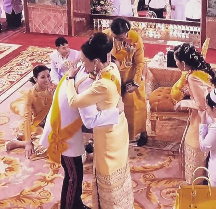 mamachang1212's tweet photo. ภาพนี้ทำให้คนไทยยิ้มได้ #พระราชพิธีบรมราชาภิเษก https://t.co/CT0xeuzPEx