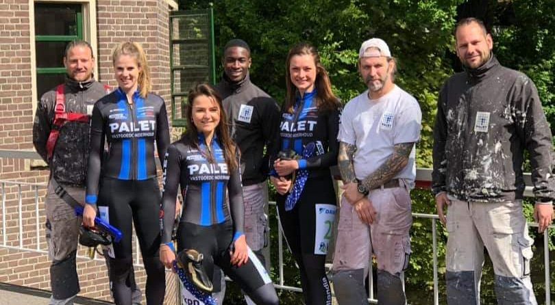 Op de foto met de mannen van <a href="/paletgenemuiden/">Palet Vastgoedonderhoud</a> #sneakpreview #vastgoedonderhoud #marathonschaatsen #meermarathon #Genemuiden #HollandiaSteigerverhuur #DolcoVerhuur #Procoatings #binnenkortmeer