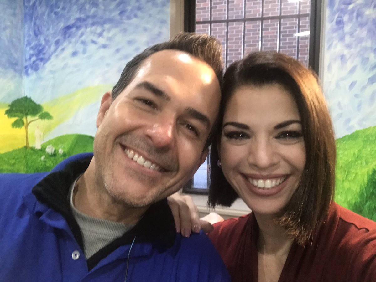 erikamoficial's tweet photo. Compartiendo con #PrimeraHora @unichicago y @despiertamerica con @CarlitosTwit ... Casa de la Misericordia tiene una misión tan linda, ayudar a tanta gente de #BrightonPark con despensas de comida del @FoodDepository 
Si quieres colaborar visita:
https://t.co/iRTmrcXrPJ https://t.co/Mjhe6e16jt