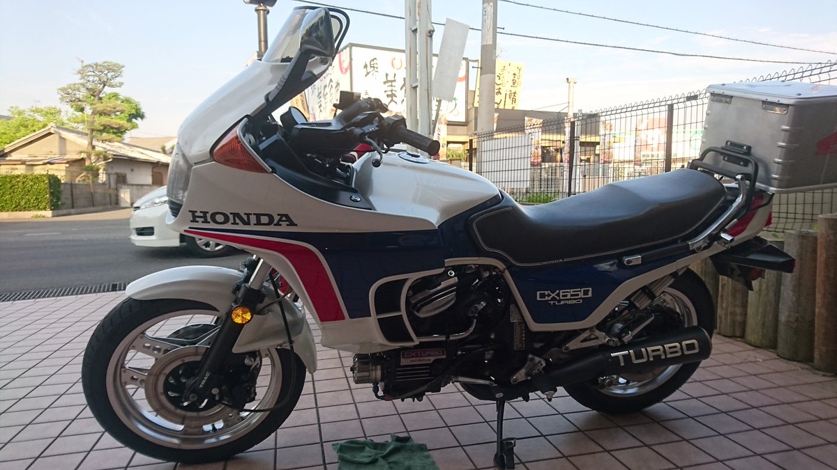 cubraRED's tweet photo. 今日もやべーやつがっ
HONDA
CX650 TURBO
これまた綺麗な状態
歴代オーナーさん屋内駐輪場とか
ターボですよ
ターボ
何か知らんけどw

#スーパーカブ
#カブラ
#マッハスリー
#HONDA
#CX650
#TARBO https://t.co/1lcbs94oxd