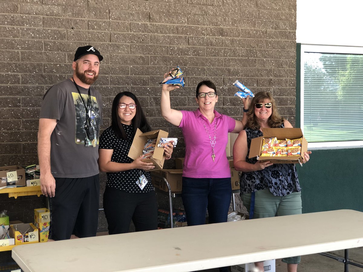 Riverbank Pop Up Shop Team was at it again yesterday! Each week these dedicated teachers have been volunteering their time to support this middle school incentive. Students earn pop up shop money by excelling in the areas of excellence designated for that week. Thank you, Team!💚