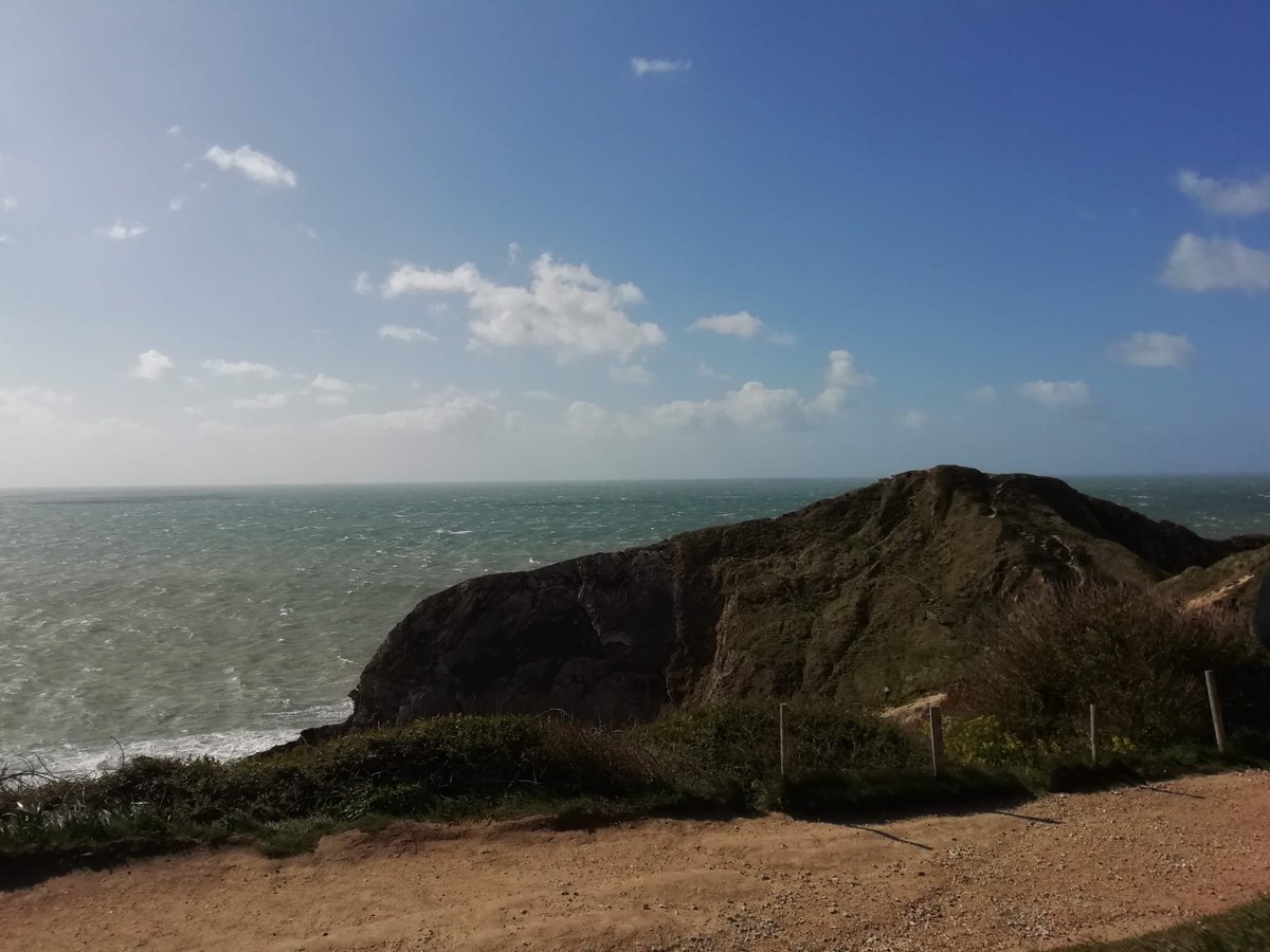 GeographyScha's tweet image. The year 12 Geography students went on a trip to Durdle Door to invetigate the action of longshore drift along the coastline. It was a wonderful site to visit 😀