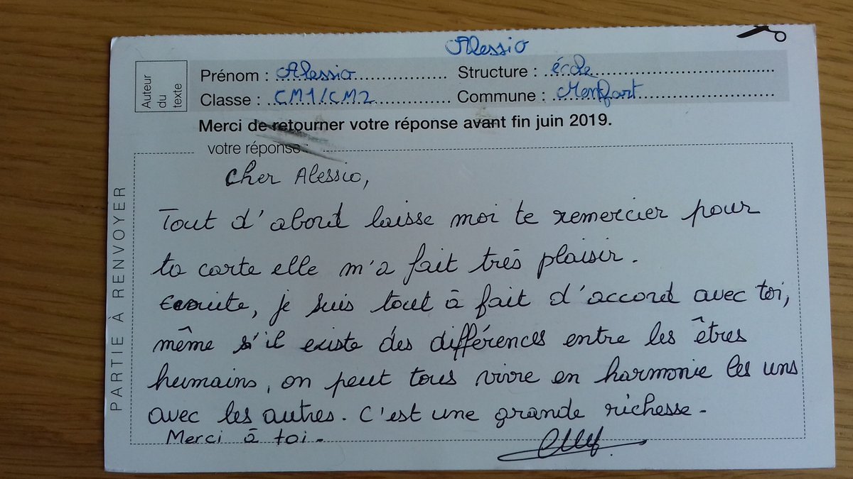 laliguebfc's tweet photo. Le 21 mars, des milliers de messages « fraternels » rédigés par des enfants et des jeunes ont été envoyés à des inconnus . 
C’est maintenant l’heure des retours. Déjà plus de 500 cartes réponses à Besançon.  Une belle opération ! 
https://t.co/spJNDm1Swx https://t.co/gRCOt1wnsT