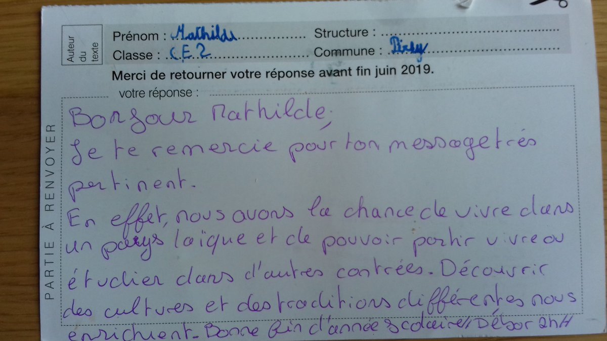 laliguebfc's tweet photo. Le 21 mars, des milliers de messages « fraternels » rédigés par des enfants et des jeunes ont été envoyés à des inconnus . 
C’est maintenant l’heure des retours. Déjà plus de 500 cartes réponses à Besançon.  Une belle opération ! 
https://t.co/spJNDm1Swx https://t.co/gRCOt1wnsT