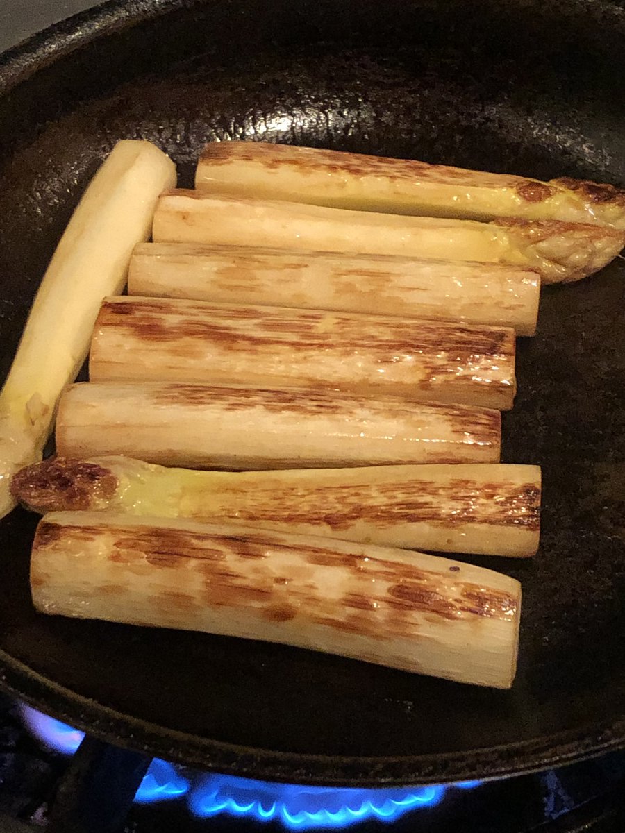鳥羽 周作 今が旬のホワイトアスパラ しっかり焼き色を付けたらハマグリの出汁とバターでゆっくり含め煮ていきます パスタのボンゴレのイメージで極太のアスパラに旨味を移していきます カラスミをたっぷり 黄味酢のソースでサッパリ 苦味 旨味 塩味 甘味