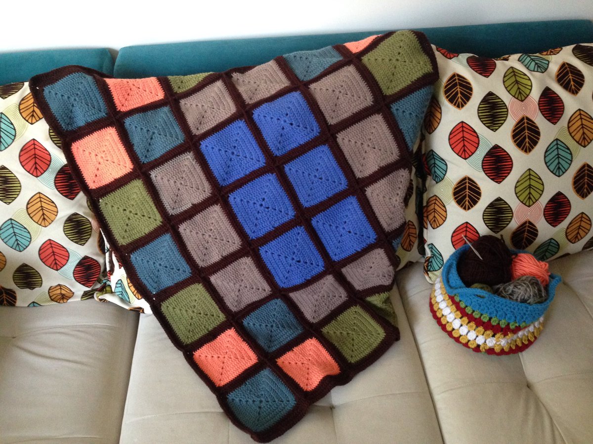 yoloXpr's tweet photo. The first granny blanket I've ever made is finally DONE! ❤ Now I need to wait for winter to use it XD #crochet #GrannySquare #blanket https://t.co/3hs1eEJwHJ