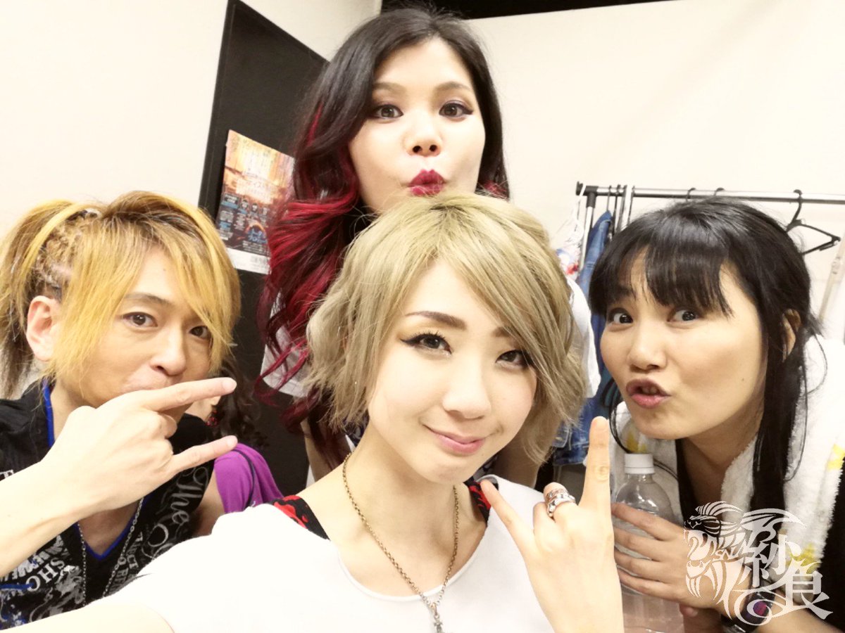 sala_saku's tweet photo. 紗良FEST 出演者その3
#BlueEdgeFriction
今回はFeat.Kannaさんで、die sp8d俊太さんを加えた豪華メンバーで出演してくれました✨
ほんと、滅多にライブしてくんない、希少価値高バンド‼️
Manamiはもちろん、Ichirohさんもyasさんもお兄ちゃんお姉ちゃんみたいな存在なんだ✨ https://t.co/96RFGLGPQJ