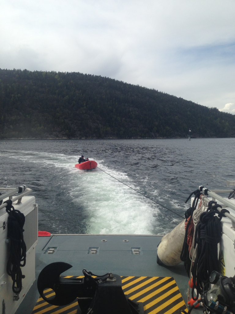 NSSR's tweet photo. #Oslofjorden #Redningsskøyta #Bergesen Medlem med motorstopp utenfor Oscarsborg assisteres til hjemmehavn. https://t.co/sSQ21FEB0g