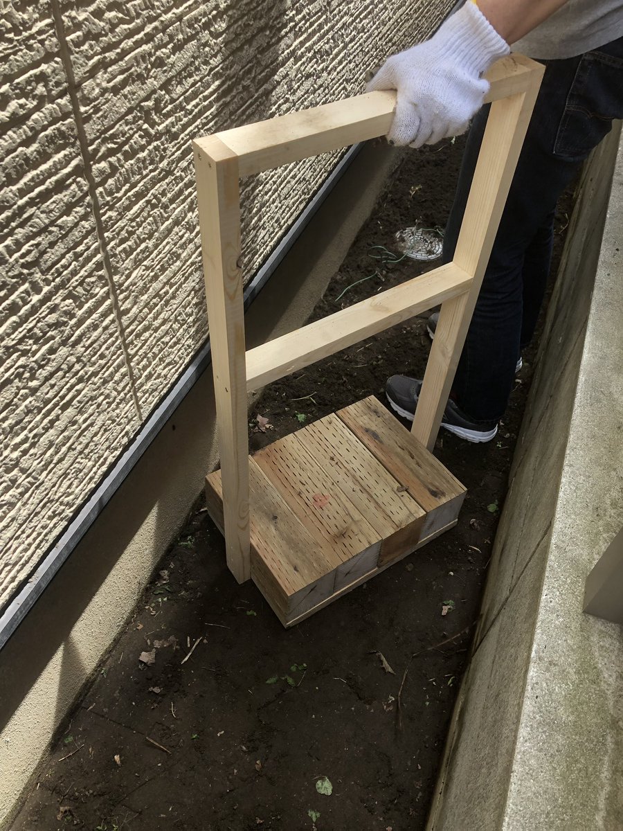 ハッピーニコニコ人生 川島純子 タンパー 地ならし 庭 ガーデン 今日はスタッフの家の庭づくりに行きました 草むしり 整地 固まる砂 で家すきまの雑草を防止 手作りのタンパー見て 地面トントンするやつ とってもいい仕事するの