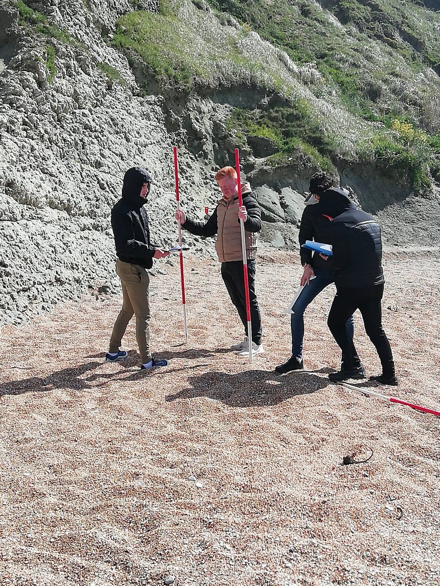GeographyScha's tweet image. Here is our dedicated Year 12 students at Durdle Door collecting data for their geography projects. Keep up the good work kids 👍
