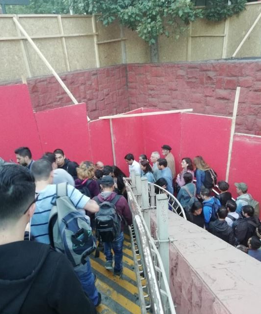 AlertasL2's tweet photo. Por trabajos en Santa Ana #L5, a las 20 hrs. cerraremos completamente el acceso San Martín. El día sábado este abrirá con normalidad. Utiliza el acceso Riquelme y los de #L2 de la estación 🚇 https://t.co/MTeTtPKYp4