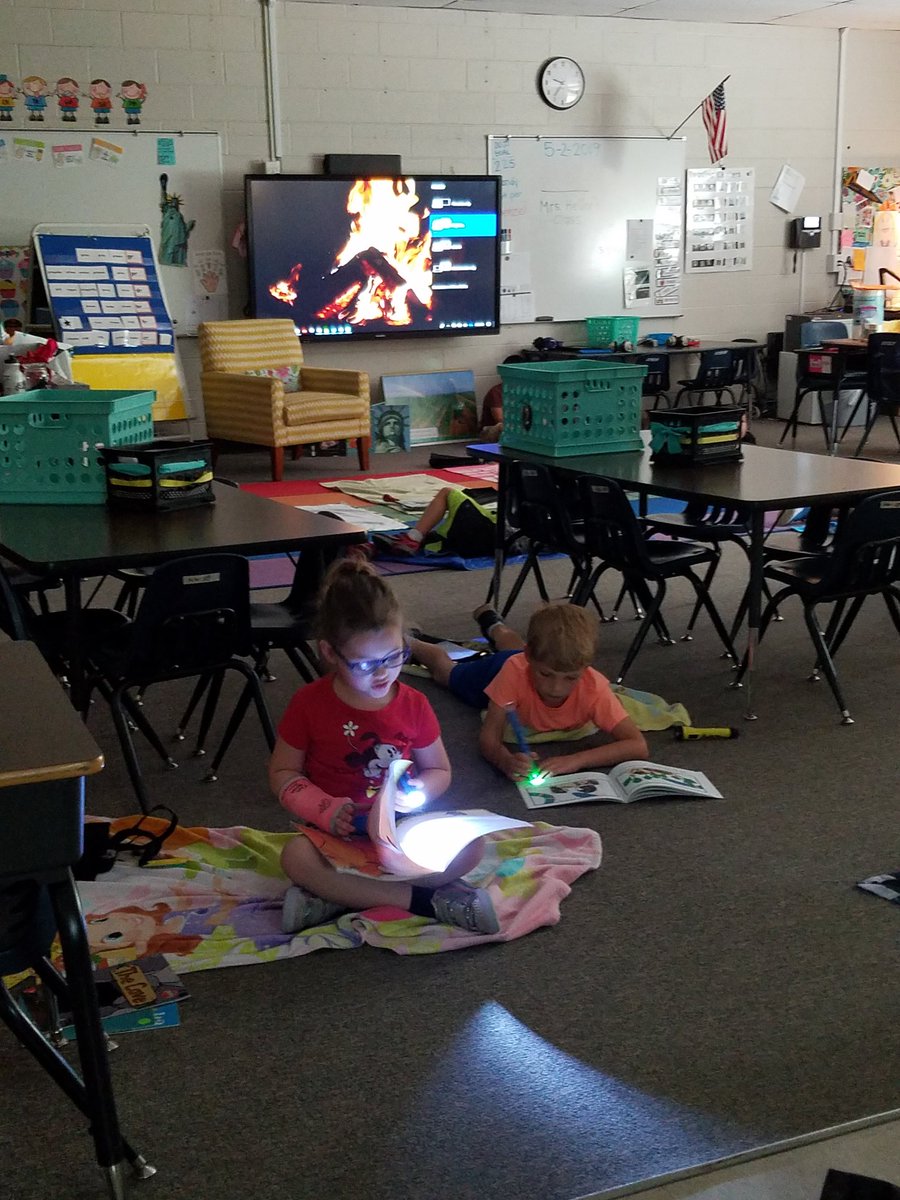 heller_joanna's tweet photo. Flashlight Friday! #VirtualCampfire #StaminaReading #kindergarten #BESbark @bullardbulldogs https://t.co/9AFiCjCQfk