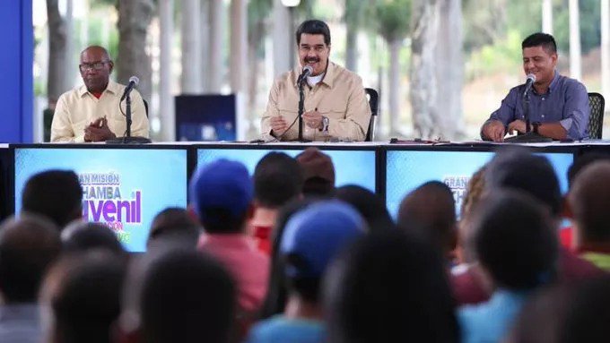 EfectoCocuyo's tweet photo. #LoDice Nicolás Maduro: "El que no quiera bonos ni Clap que me lo diga y lo saco de la lista" https://t.co/lgc8XD6dzN https://t.co/UqKQyUGHXh