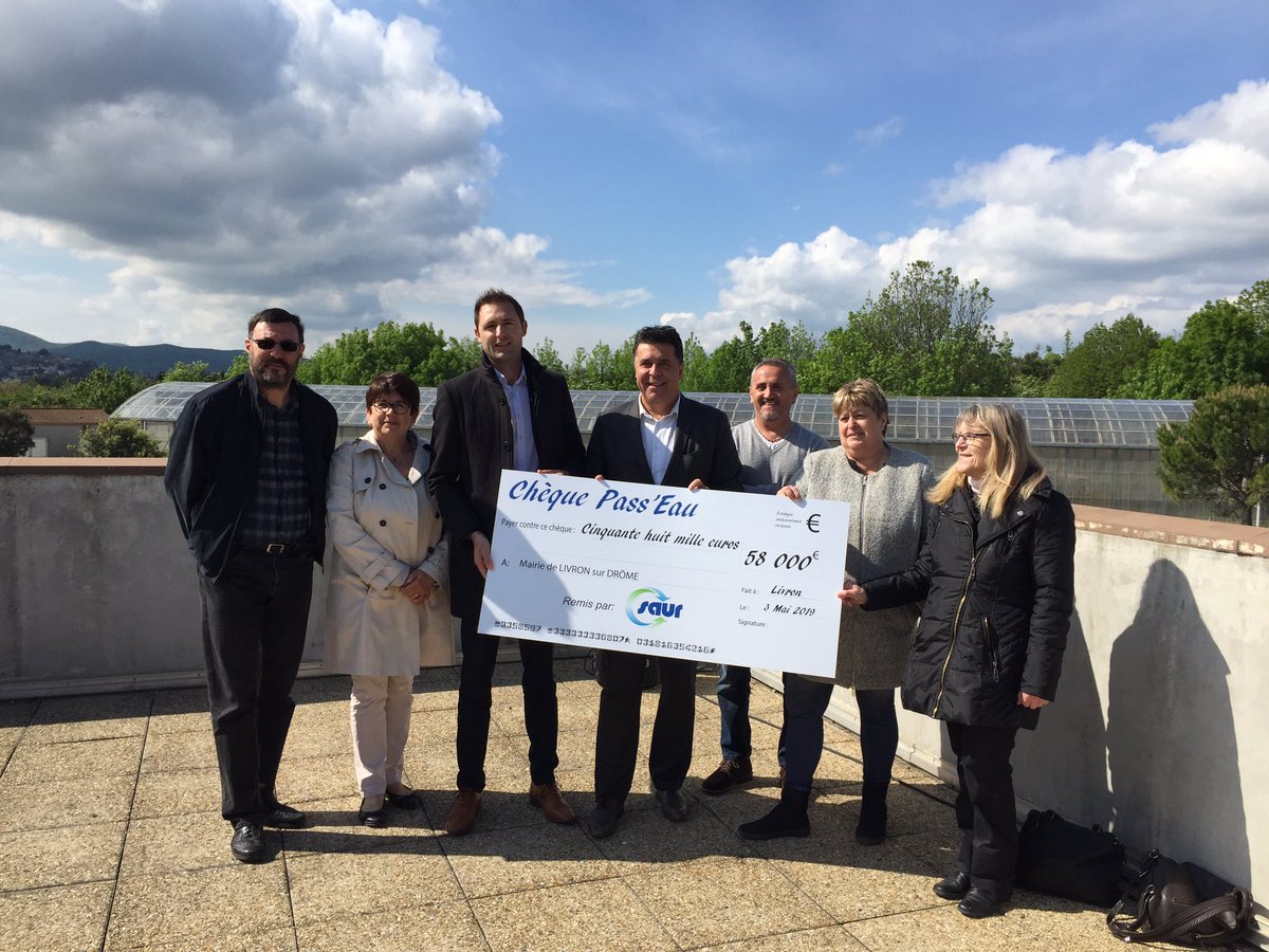 #Solidarité envers les personnes en difficulté économique. @GroupeSaur remet une aide de 58 000 € à la mairie de #Livron sur Drôme. @MontagnierThom1 <a href="/olivierber/">Olivier BERNARD</a>. Pour un accès à l’#eau pour tous