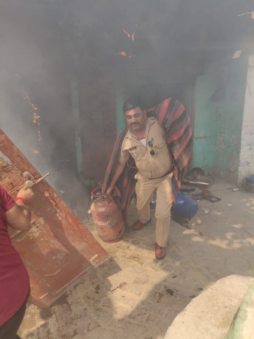 <a href="/Uppolice/">UP POLICE</a> youtu.be/XOBGaxdC4oQ

बिलासपुर पुलिस चौकी इंचार्ज की सक्रियता से बड़ा हादसा टला, आग में कूद कूद कूद गए चौकी इंचार्ज। 

Subscribe and share