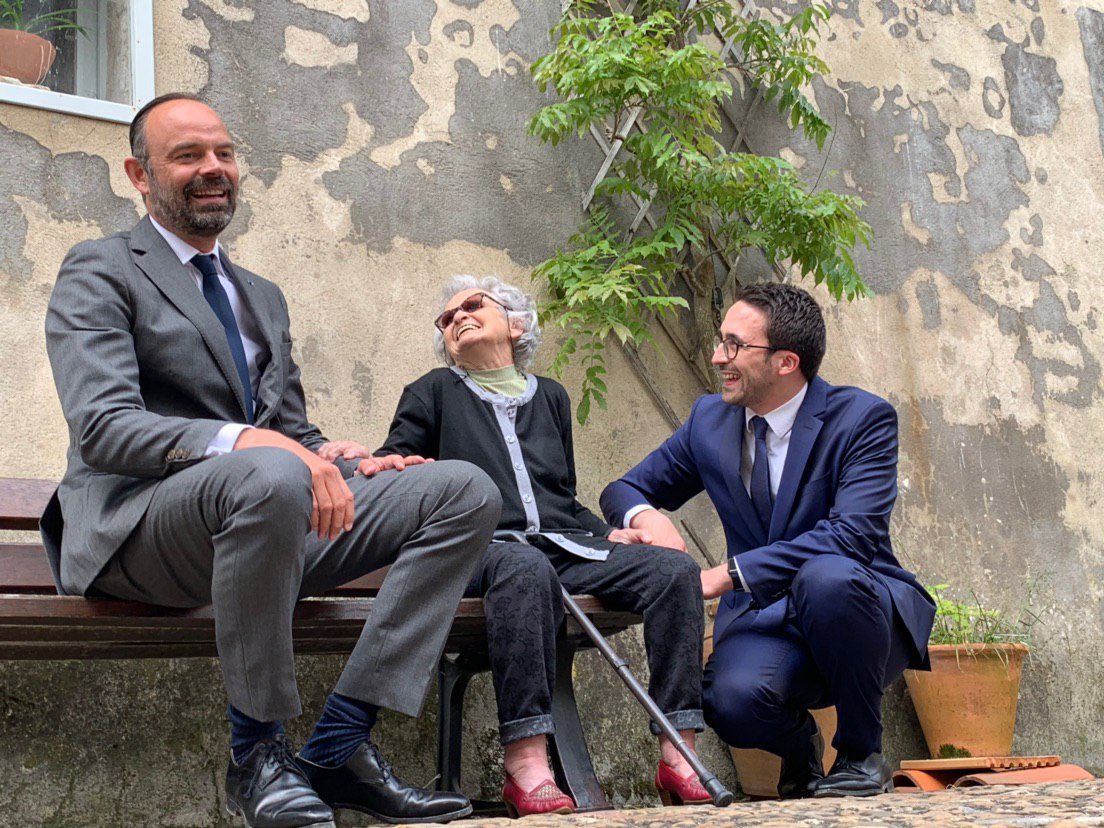 TMesnier's tweet photo. Poursuite de la visite #PMCharente à Aubeterre. Visite du bourg, de ses trésors du patrimoine, rencontres directes avec ses habitants et table-ronde sur les problématiques et enjeux de l’agenda rural. https://t.co/mBifa4dxOs