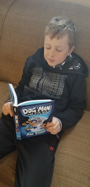 3rd_be's tweet photo. Reading on the couch!  #WEareBV https://t.co/FITDc1BYgQ