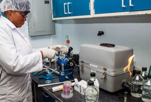 cariri_tt's tweet photo. A member of our Food and General Microbiology Department conducting the analysis of a potable water sample using membrane filtration.
#microbiology #staffinaction #caririservices https://t.co/Czwkkd2YFO