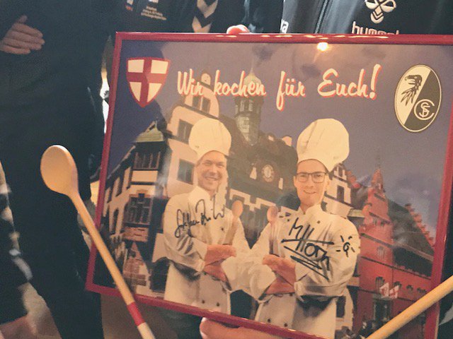 Die beiden kochen für die SC Frauen / Glückwunsch für die SC Mannschaft!