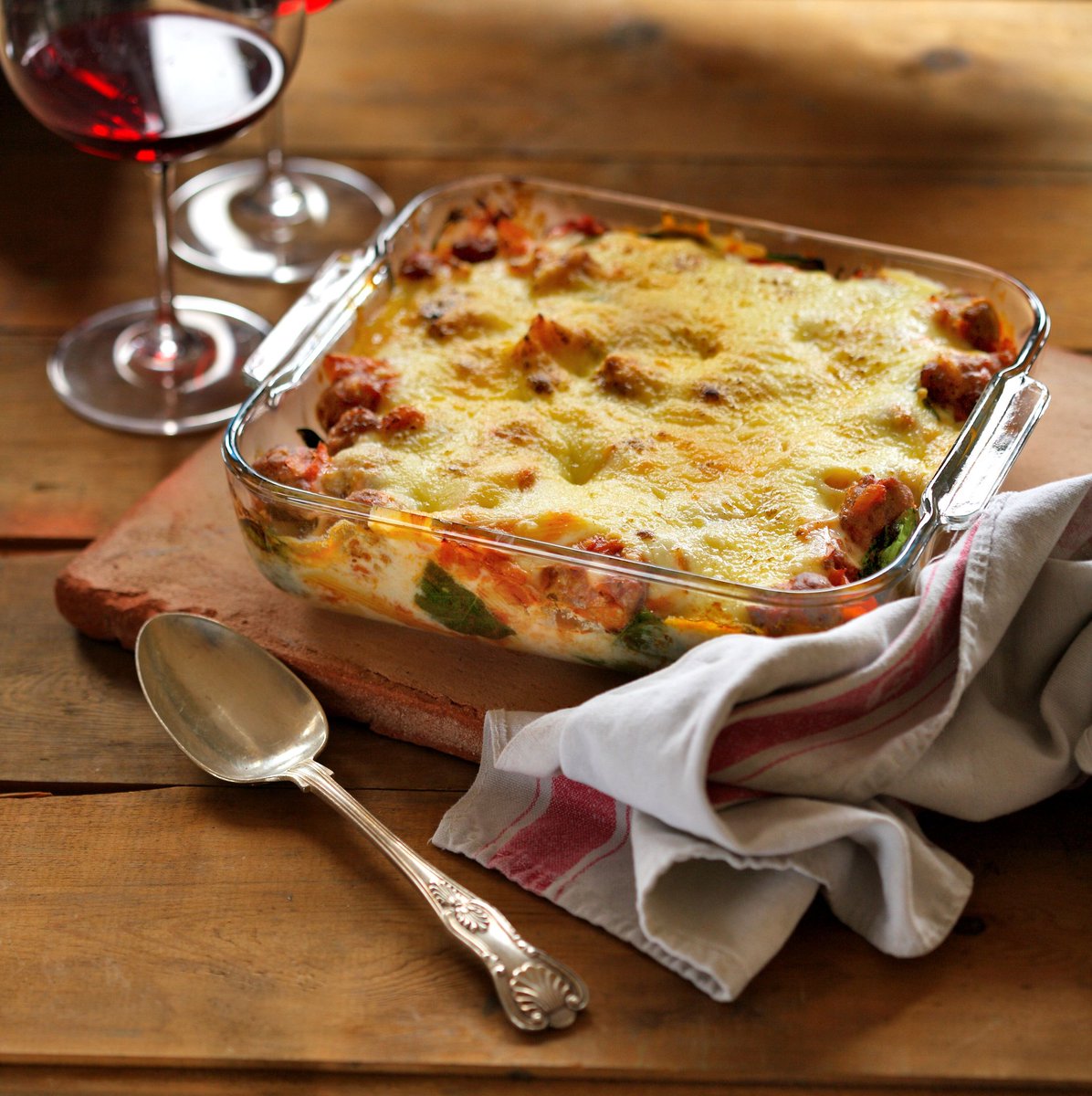 Is there a better end of the week meal than a Sausage &amp; Spinach Pasta Bake?! PLUS any leftovers would make the perfect lunch for tomorrow! #mealideas