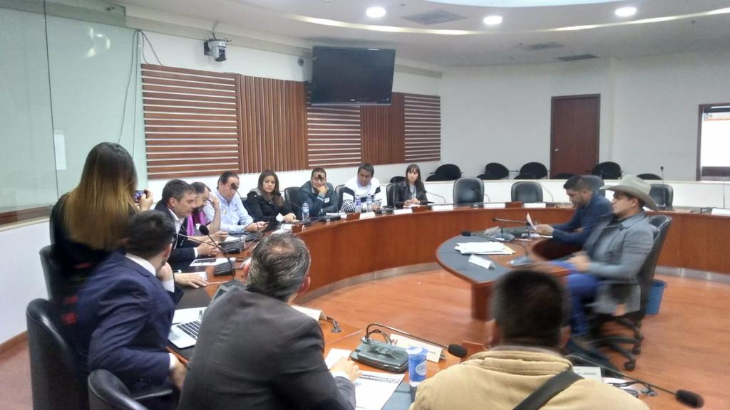 TransEnMedios's tweet photo. @velascoluisf Senador: transportadores hemos estado en dos ocasiones reunidos (una en cámara y otra en Senado).

Hicimos caso y lo invitamos a usted para que nos apoyara, Pero usted ha brillado por su ausencia.

Le insistimos: SI PODEMOS. ¡TRABAJEMOS! https://t.co/HoUoEd4R1H