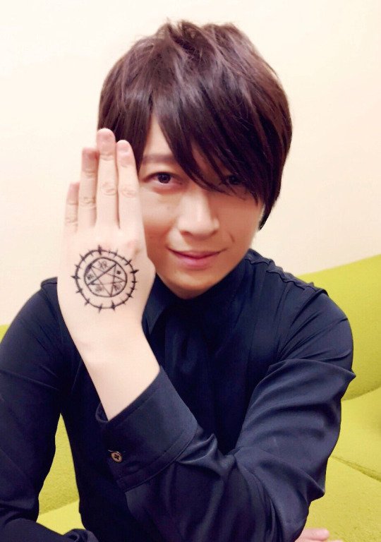 枢やな Staff 本日は 黒執事 セバスチャン役の小野大輔さんのお誕生日とな おめでとうございます 何年か空白があっても 再会すればすぐに とぼっちゃん と笑顔で迎え入れてくれる暖かいお人柄を尊敬しております 枢 枢やな Staff 本日は 黒執事 セバスチャン役の小野大輔さんのお誕生日とな おめでとうございます 何年か空白があっても 再会すればすぐに とぼっちゃん と笑顔で迎え入れてくれる暖かいお人柄を尊敬しております 枢