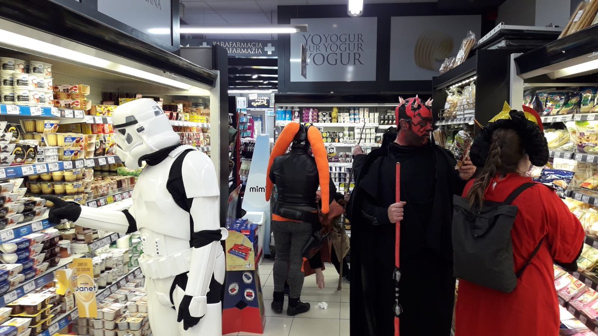 Dados_y_Peones's tweet photo. Un día cualquiera en el Corte Imperial #zapeando1359 #Carnaval19 https://t.co/2iecGRJPb6