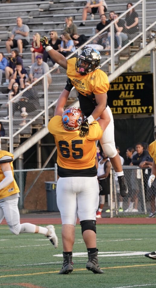 CaptureLifeMom's tweet photo. @Malinowski_72  lifts @enzo_poulson after a TD https://t.co/5AzGtiHnuG