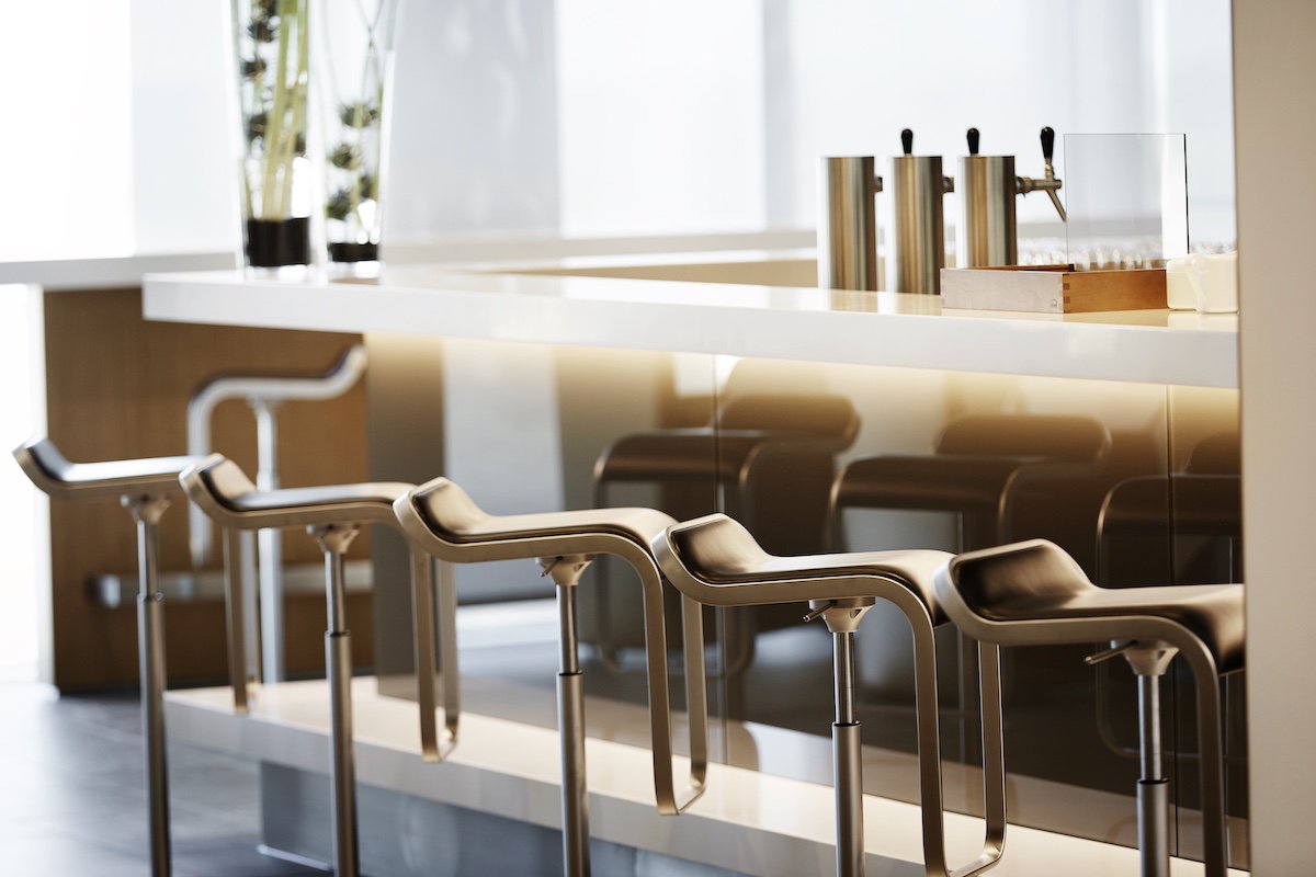 Lufthansa_DE's tweet photo. Wer vor dem Flug noch arbeiten muss, kann dies ungestört in einer unserer Office Units in unserer First Class Lounge am Frankfurter Flughafen tun. Für das After-Work-Programm gibt es eine exklusive Bar, die u. a. über 130 Whiskeysorten offeriert. #Lufthansa #FirstClassTerminal https://t.co/5aojLJDRRx