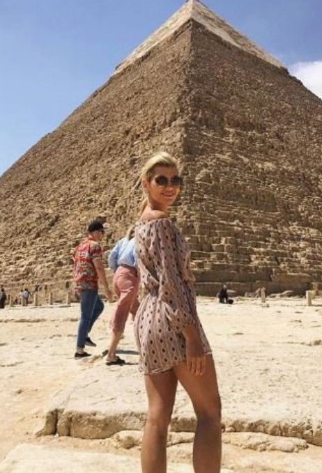 huisgenoot's tweet photo. KYK: Charlize Berg hou vakansie in betowerende Egipte https://t.co/itHEIqwnVB https://t.co/Yfps7cGjnt