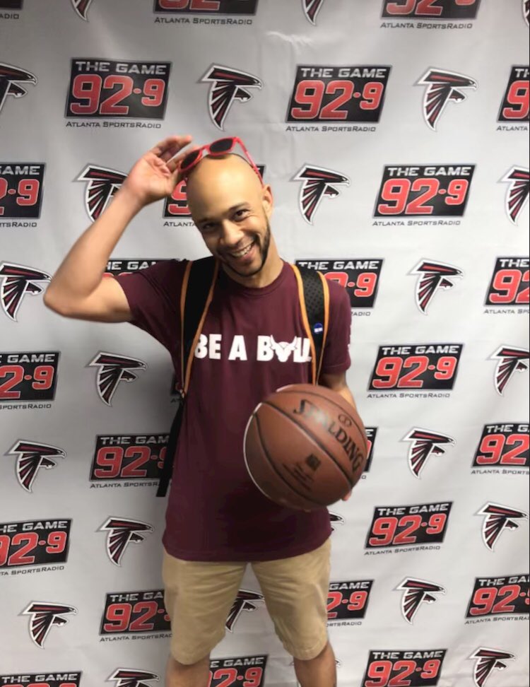 TatesTakeHoops's tweet photo. always hated my smile but learned to embrace it thanx to this ball, 1 of the few things that make me crack a real one. got a lot of compliments on the shirt, thanx @CollinYoungBull ππππβΉπ½ββοΈ #beabull #tatestakeover #movewithapurpose #aim2win #ownthestage @929thegame #929thegame https://t.co/RIcmWww6w5
