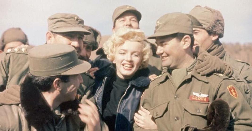 Kore Savaşı'ndq Türk askerleri ile Marilyn Monroe.
