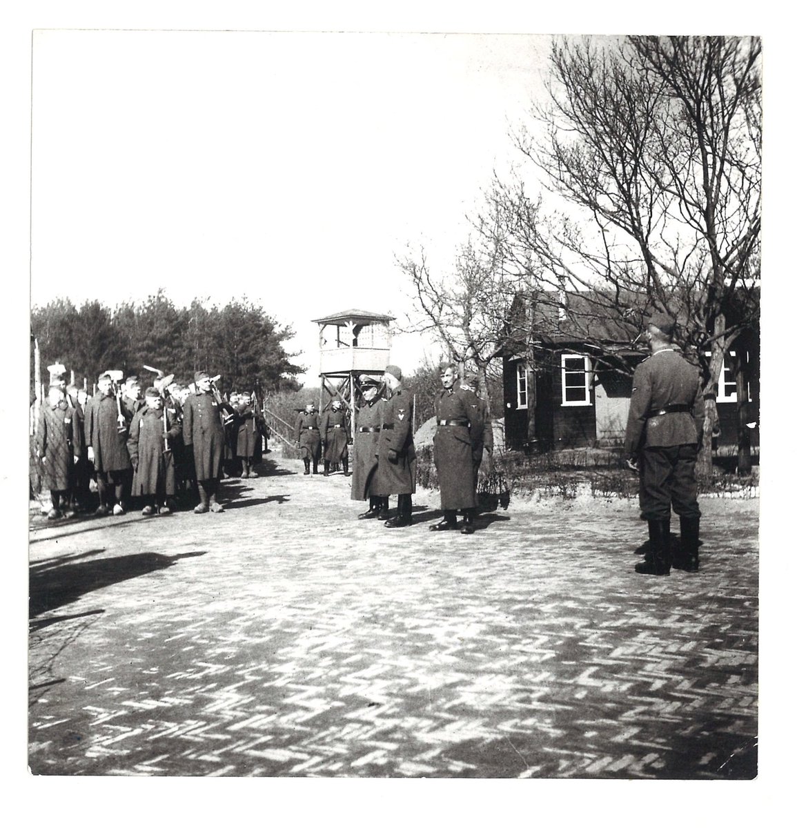 CustersG's tweet image. Op 4 en 5 mei zijn in @Kamp_Amersfoort vanaf 11.00 uur tot 15.30 uur doorlopend publieksrondleidingen. Iedereen is van harte welkom, u betaalt alleen entreekosten @Gem_Amersfoort #4en5mei #WO2
kampamersfoort.nl/4-mei/