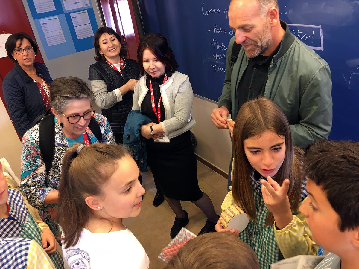 elpetitmiquel's tweet photo. Professorat procedent de diferents parts del món visiten elpetitmiquel. I els nens i nenes de 6è de primària de l’escola els sorprenen amb el seu projecte d’emprenedoria! #elpetitmiquel #emprenedoriaelpetitmiquel #primariaelpetitmiquel #unmonsensefronteres #aworldwithoutborders https://t.co/NrDVybhXXs