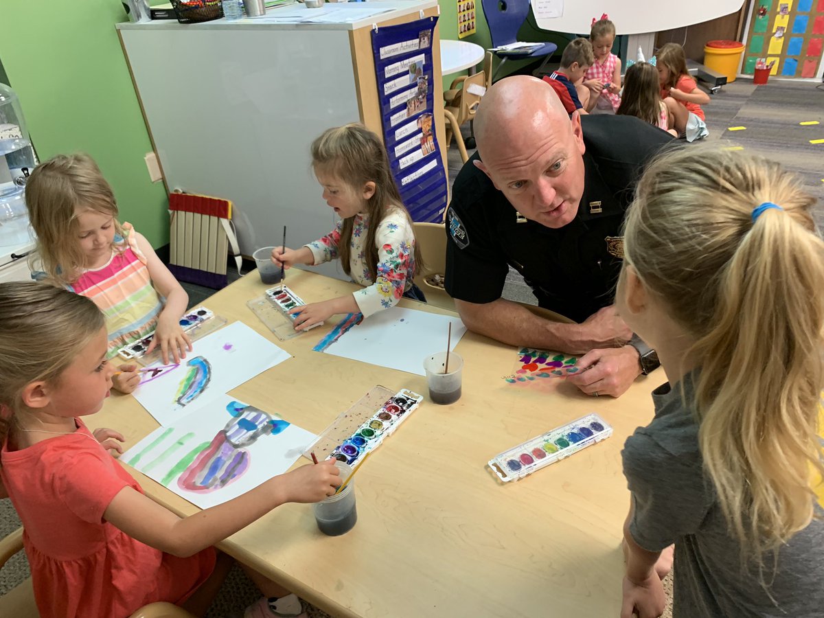 StaceyWhalen2's tweet photo. #mvlittles enjoying our weekly visit from Officer Mike! @OfficerMikeL https://t.co/P0w3IeXkUV