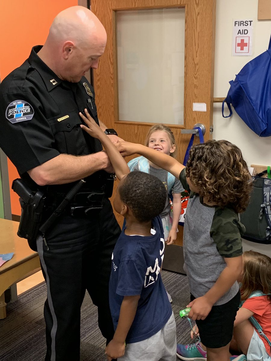 StaceyWhalen2's tweet photo. #mvlittles enjoying our weekly visit from Officer Mike! @OfficerMikeL https://t.co/P0w3IeXkUV