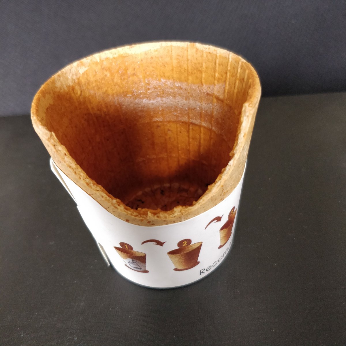 Ein essbarer (und rückstandsfrei kompostierbarer) #Kaffee-Becher im Test: Der Kaffee schmeckt nach Kaffee, der Becher nach Keks und dicht hält er auch. Test bestanden. #Müllvermeidung
