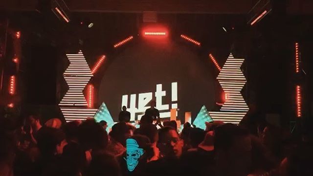 Palnoise's tweet photo. 3d Mapping live. Some module triangles &amp;logo on the front &amp; rear projections behind the djbooth. @TimoMass mixing.

Stage 3d mapping by @palnoise_ &amp; @alfonsolosco 
MeetFestival - Electronic music festival at Punta Cana
(🇩🇴Republica Dominicana)
Internatio… https://t.co/d9hWf4K8k0 https://t.co/k6OclnL7yP