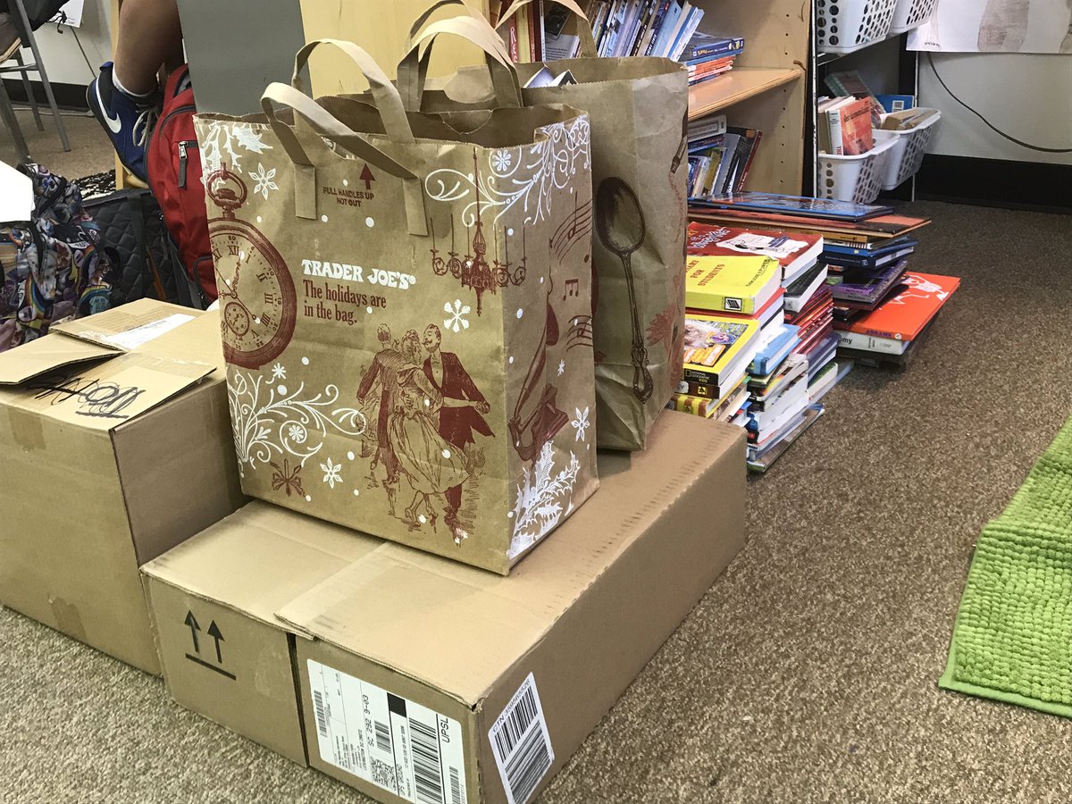 TeachGrowBloom's tweet photo. #Lex1BetterWorld #buildabetterworld #wearecrew 5th Grade Davis Crew collected over 200 gently used or new books to donate to the children’s home, children’s hospital, and lending libraries all over the state! #literacyisaright #canttouchthiscrew https://t.co/kWKvuXPB2y