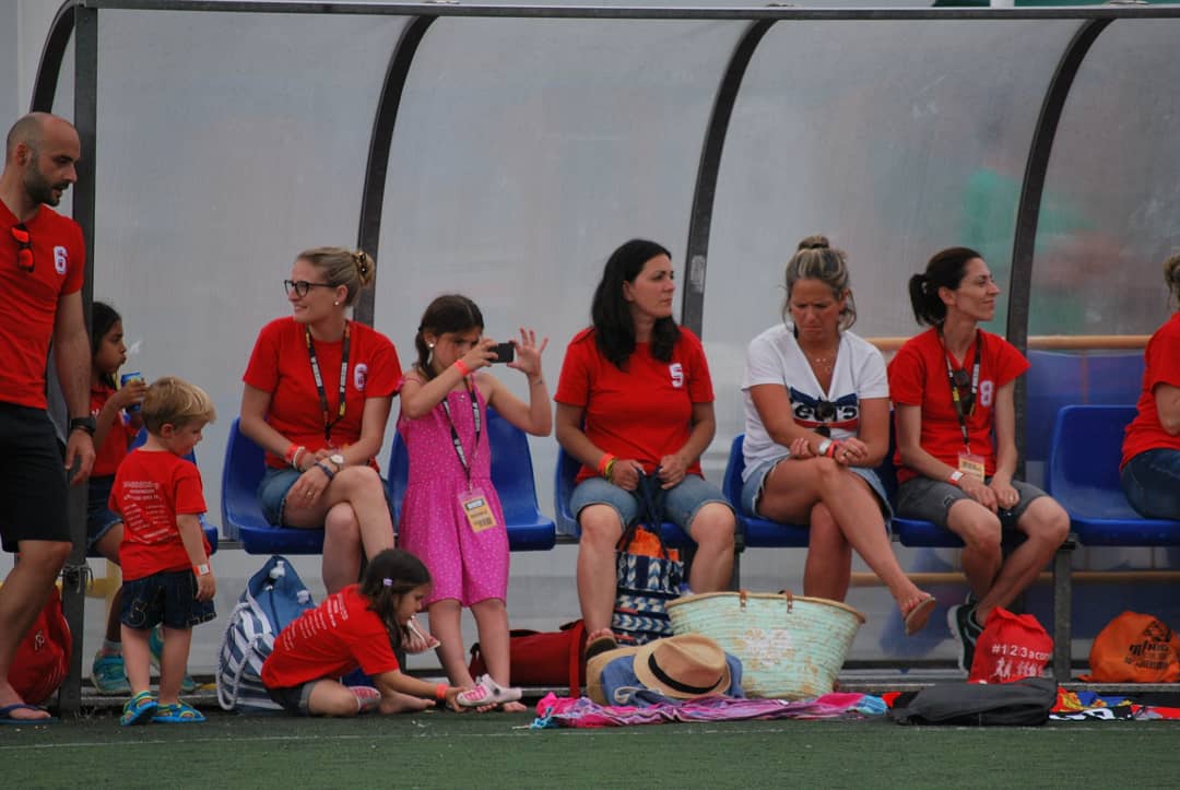 MarinaBaixaCup's tweet photo. Hoy nos adelantamos para felicitar y aplaudir a todas esas madres que día a día nos hacen tan felices 👩🏽👩🏼👩🏿❤👏
Por vuestro apoyo incondicional!!
Esperemos os dediquen muchos goles este fin de semana ☝️⚽️
#diadelamadre #felicidades #MBKIDS #MBCUP #MBGIRLS #osesperamos https://t.co/94hcJXSX0l
