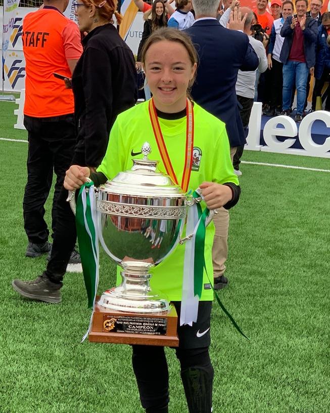 CDJIMENACF1's tweet photo. C.D. JIMENA quiere dar una felicitación especial a la portera de la selección andaluza sub-12, Fátima Duque, felicidades campeona, toda una luchadora de sueños, que pasó a paso va rompiendo metas. Enhorabuena. #nodejesdesoñar https://t.co/4zFlsqZtbT
