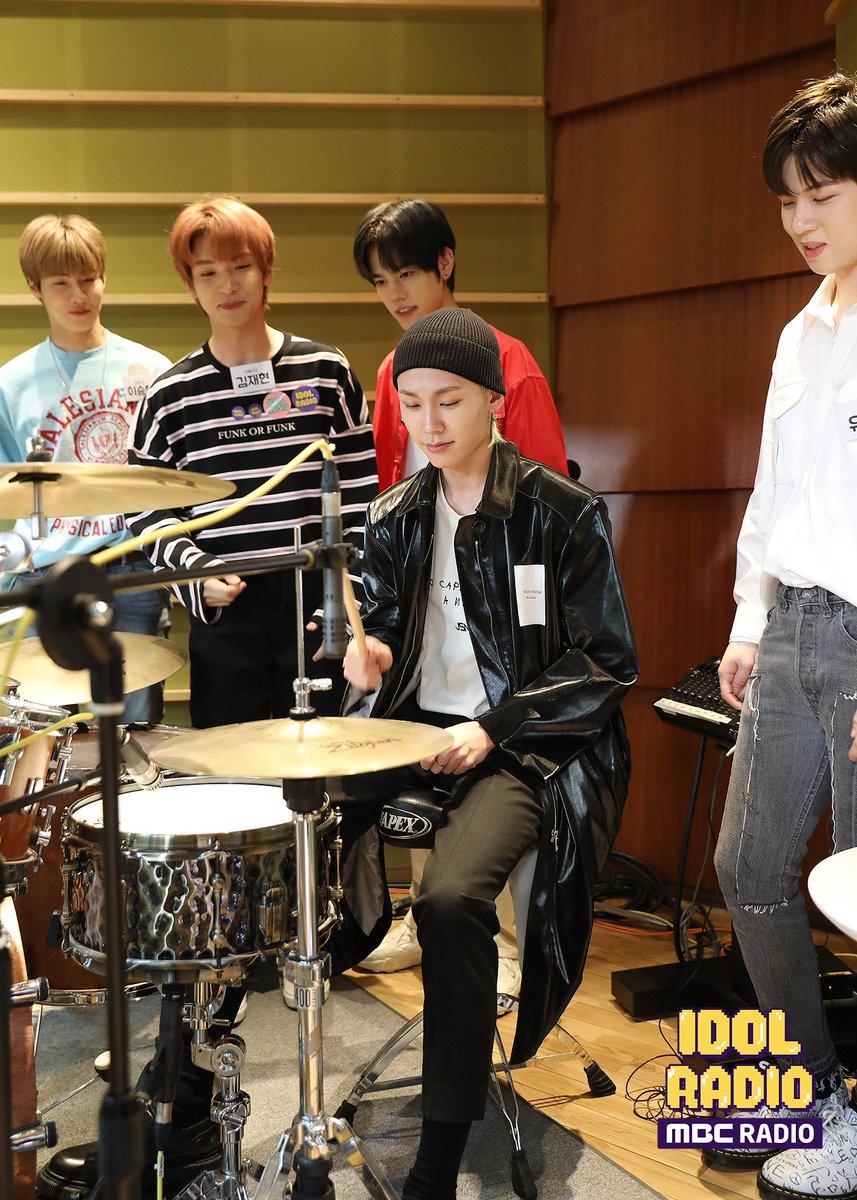 BTOBSupports's tweet photo. [#IDOLRADIO Album 20190429] 

ep209. Unplugged Live with N'Flying   

#IDOLRADIO #비투비 #BTOB #JUNG_ILHOON #RungD 
.
source
https://t.co/ivvUV0Y1dd https://t.co/o8zmjTPRNg